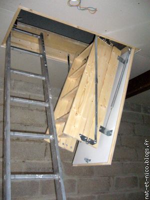 L'escalier escamotable qui mène au grenier au-dessus du garage